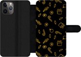 Bookcase Geschikt voor iPhone 11 Pro telefoonhoesje - Kerstmis - Cadeau - Snoep - Met vakjes - Wallet case met magneetsluiting