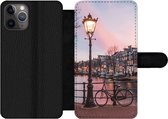 Bookcase Geschikt voor iPhone 11 Pro telefoonhoesje - Amsterdam in de schemering - Met vakjes - Wallet case met magneetsluiting