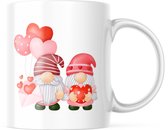 Valentijn Mok met tekst: Gnomes Love koppel met ballon, kaart en hartje | Valentijn cadeau | Valentijn decoratie | Grappige Cadeaus | Koffiemok | Koffiebeker | Theemok | Theebeker