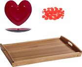 Ontbijt op bed houten dienblad met kunststof rood hartjes bord en 144 rozenblaadjes 55 x 35 cm - Valentijnsdag verrassingspakket