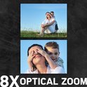 Vrouw zit op gras, zoon verbergt zich achter haar. 8x optische zoom.