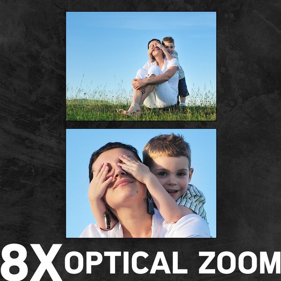 Vrouw zit op gras, zoon verbergt zich achter haar. 8x optische zoom.