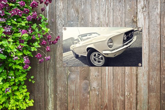 Tuinposter Een witte Ford Mustang op een parkeerplaats - 80x30 cm - Wanddecoratie Buiten - Tuinposter - Tuindoek - Schuttingposter - Tuinschilderij