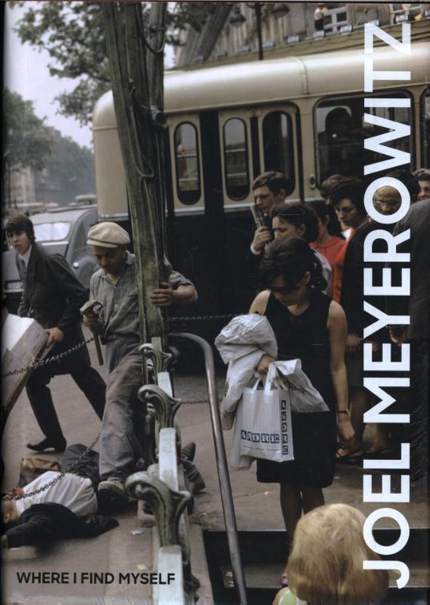 Boekomslag 'Where I Find Myself' met een foto van een drukke straatscène met mensen en een tram. De tekst 'JOEL MEYEROWITZ' staat verticaal op de omslag.