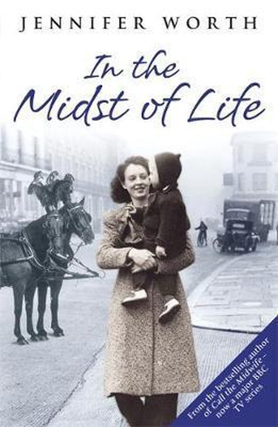 Boekcover: In the Midst of Life van Jennifer Worth, met een vrouw die een kind vasthoudt, met paarden en een tram op de achtergrond.