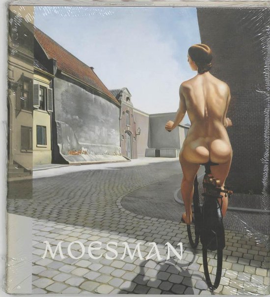 Een naakte vrouw op een fiets in een straat met kasseien. MOESMAN