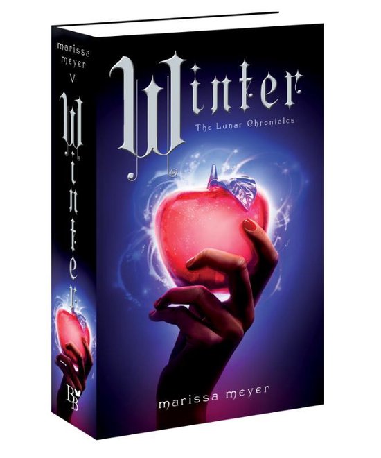 De cover van het boek "Winter" toont een gloeiende rode appel in een hand met donkere huid en rode nagellak, tegen een blauwpaarse achtergrond met lichteffecten. De titel "Winter" staat groot in een sierlijk lettertype.