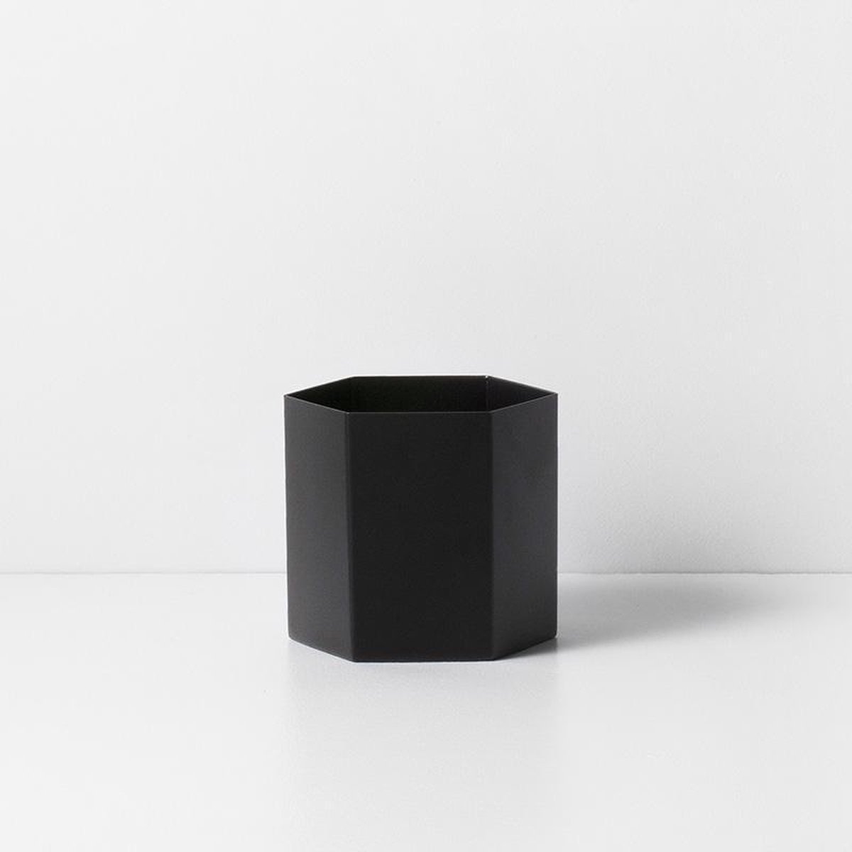 FERM LIVING - Hexagon Pot - zwart - Large