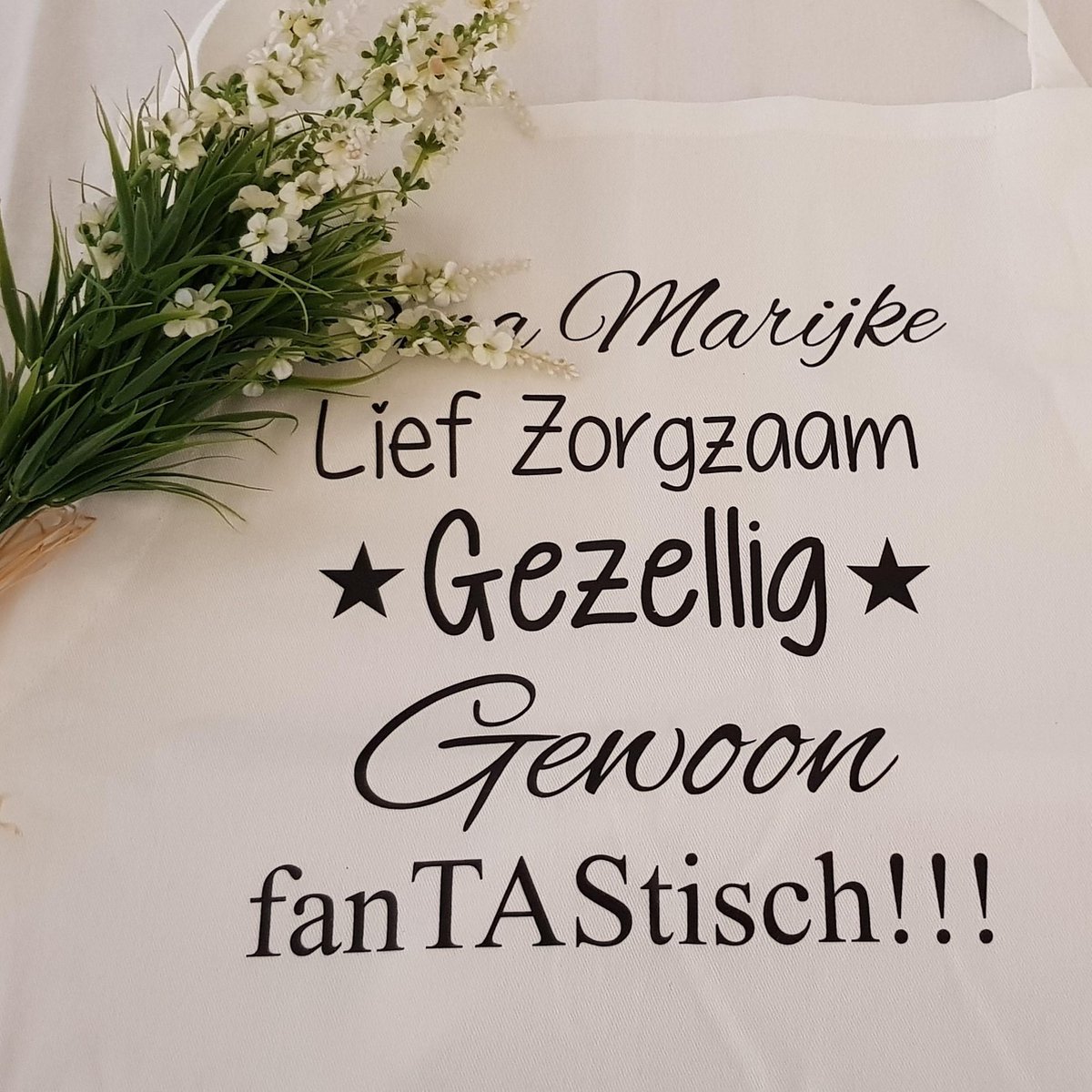 Keukenschort met grappige tekst bedrukt cadeau met eigen naam is lief zorgzaam gezellig | katoenen Barbecueschort Keuken BBQ Schort Kookschort Kokschort | BBQ Schort Kookschort Kokschort | Moederdag Vaderdag Cadeau voor Mama papa opa Oma vrouw