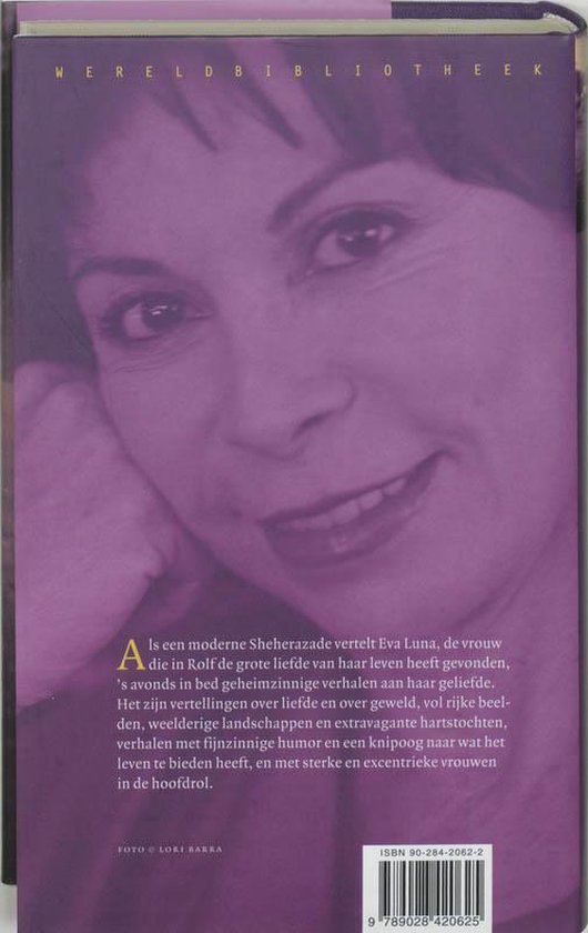 Portret van een glimlachende vrouw met bruin haar, tegen een paarse achtergrond. Tekst in het Nederlands.