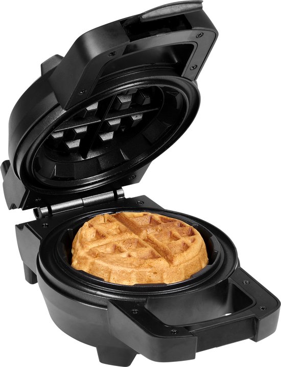 Zwart wafelijzer in open stand met een goudbruin gebakken, gevulde wafel erin.