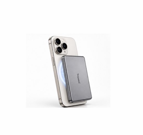 Grijze Trusmi powerbank magnetisch bevestigd aan de achterkant van een smartphone.