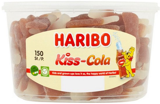 Transparante emmer met 150 Haribo Kiss-Cola zuurtjes in de vorm van flesjes, met een lichte en donkere cola-kleur.