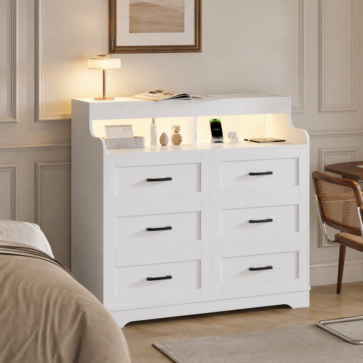 Witte Ladekast met LED Verlichting en Stopcontacten, 6 Laden Commode Opbergkast voor Slaapkamer Woonkamer en Hal, Modern Dressoir, 110 x 40 x 99 cm