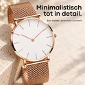 Rosegouden horloge met witte wijzerplaat op een stenen ondergrond, met tekst: Minimalistisch tot in detail. Een helder, premium uurwerk.