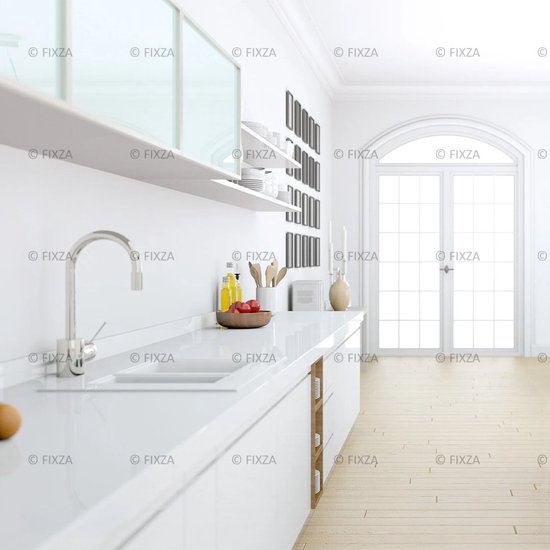 Moderne witte keuken met aanrecht, kraan, opbergvakken en een deur met glas.
