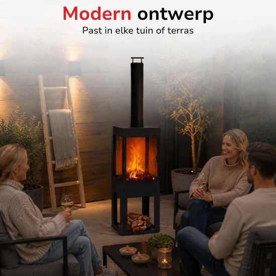 Zwarte buitenhaard met schoorsteen, brandend vuur en opslag voor brandhout. Mensen op terras.