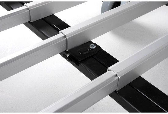 Zilverkleurige aluminium stangen van een opvouwbare steekwagen met zwarte bevestigingsbeugels.