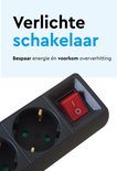 Close-up van een zwarte stekkerdoos met een rode verlichte schakelaar.