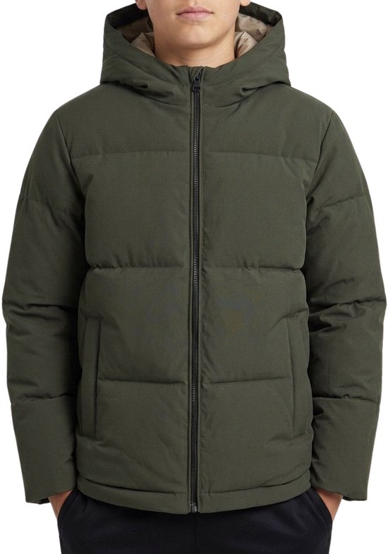 Jongens draagt een olijfgroen Jack & Jones gewatteerd jack met capuchon en zwarte ritssluiting.