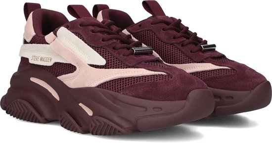 Burgondische sneakers met roze accenten, veters en een dikke zool. "STEVE MADDEN" logo op de zijkant.