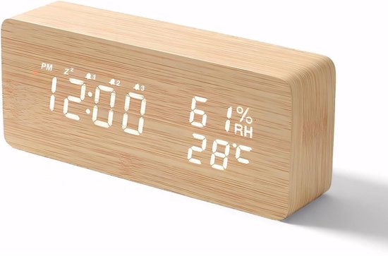 Houten digitale wekker met witte cijfers, toont tijd, temperatuur en luchtvochtigheid.