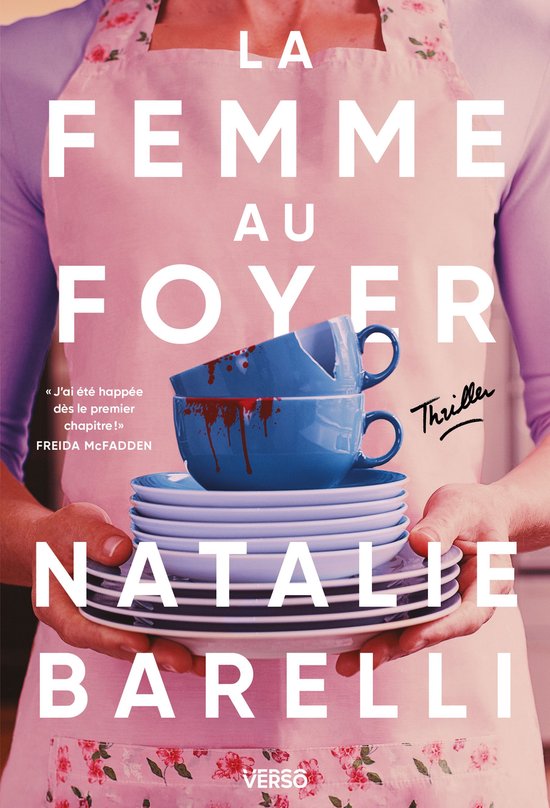 Boekomslag van 'La Femme au foyer' met een stapel blauwe borden en twee blauwe kopjes met bloedvlekken.