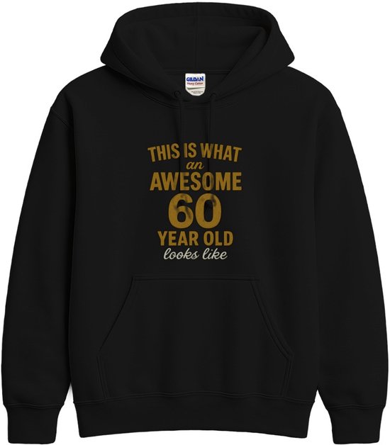Zwarte hoodie met tekst 'THIS IS WHAT an AWESOME 60 YEAR OLD looks like' in goudkleurige letters.