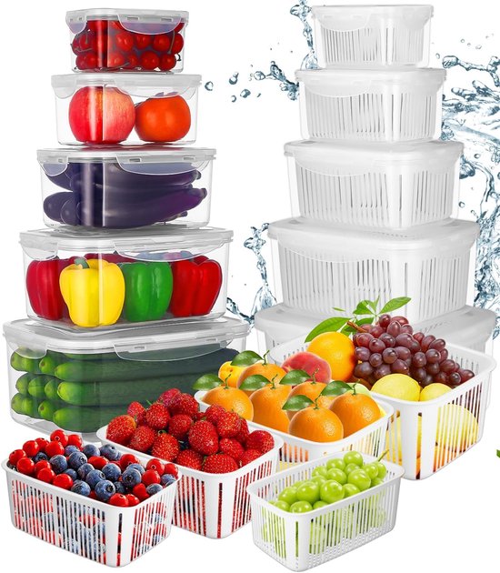 Stapelbare transparante voedselcontainers met vers fruit en groenten, zoals aardbeien, bessen, druiven, appels, perziken en paprika's.