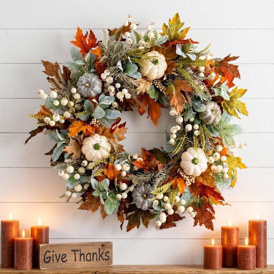 Herfstkrans met pompoenen en bladeren, met houten bord 'GIVE THANKS'.
