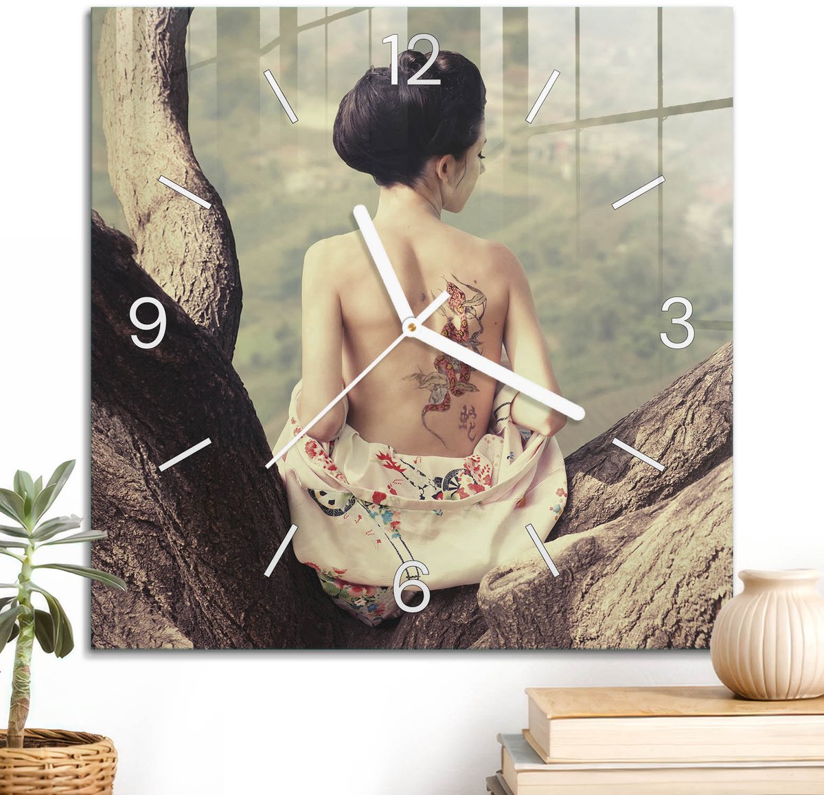 ArtPrintCave Beige Glazen Klok - 30x30 cm - Wandklok Vierkant - Spirituele Elegantie Stille Wandklok - Mensen Wandklok Keuken - Witte Klokwijzers