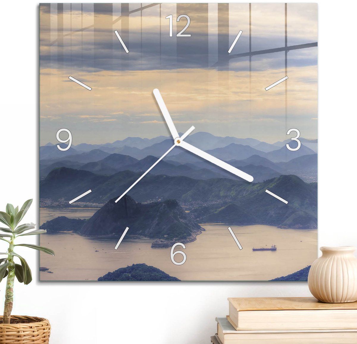 ArtPrintCave Grijs Glazen Klok - 30x30 cm - Wandklok Vierkant - Bergpanorama Stille Wandklok - Natuur Wandklok Keuken - Witte Klokwijzers