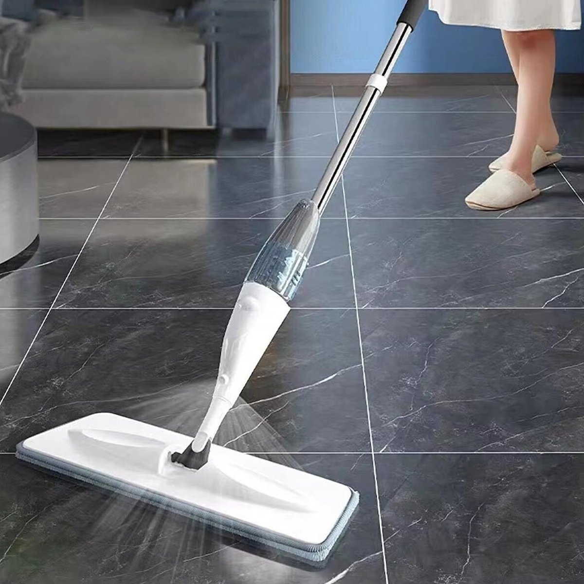 Spray Mop - Alles-In-één Dweilsysteem - Vloerwisser met Spray - Dweilset - Incl. 3 Microvezel Reinigingspads - 360° Draaibare Kop - 350 ml Waterreservoir - Nat & droog - Voor Harde Vloeren – foto 2
