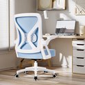 Blauwe bureaustoel met witte details, staand naast een bureau met laptop.