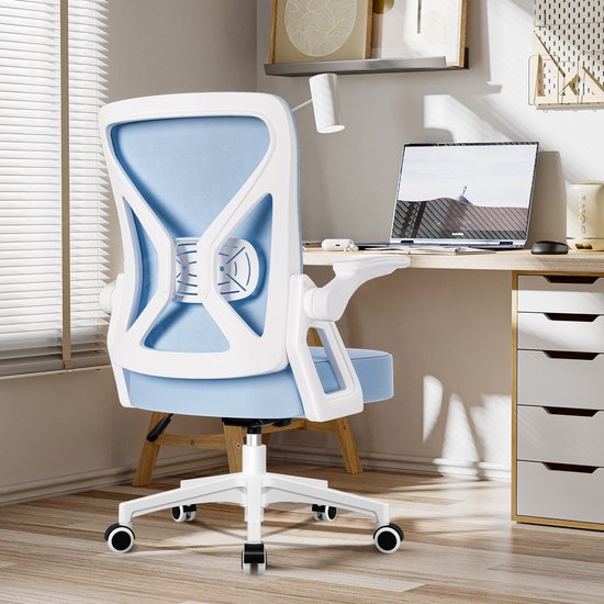 Blauwe bureaustoel met witte details, staand naast een bureau met laptop.
