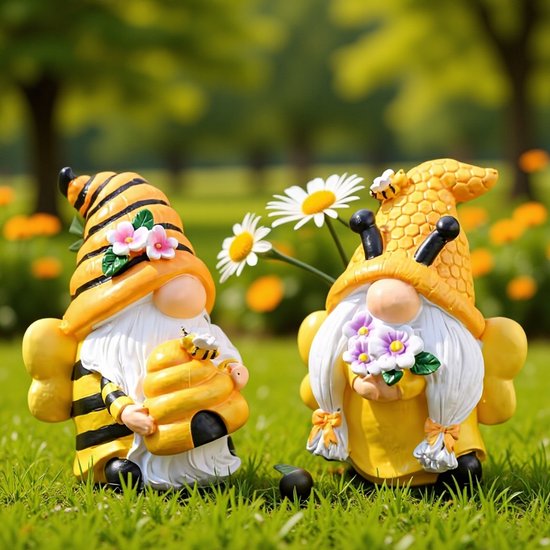 Deux nains de ruche dans un jardin. L'un porte une ruche, l'autre des fleurs.