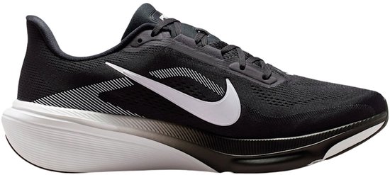 Zwarte Nike hardloopschoen met witte Swoosh en witte zool, van opzij gezien.