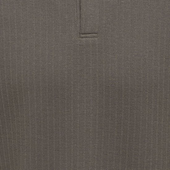 Detailopname van de fijne geweven grijze stof.