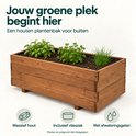 Houten plantenbak met jonge plantjes van kruiden en salade.