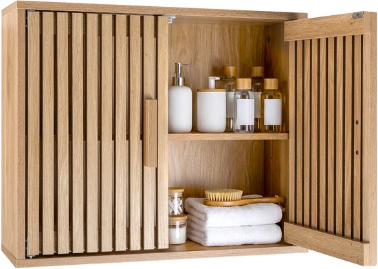 Houten wandkast met open deuren, gevuld met toiletartikelen zoals zeep, lotions en handdoeken.