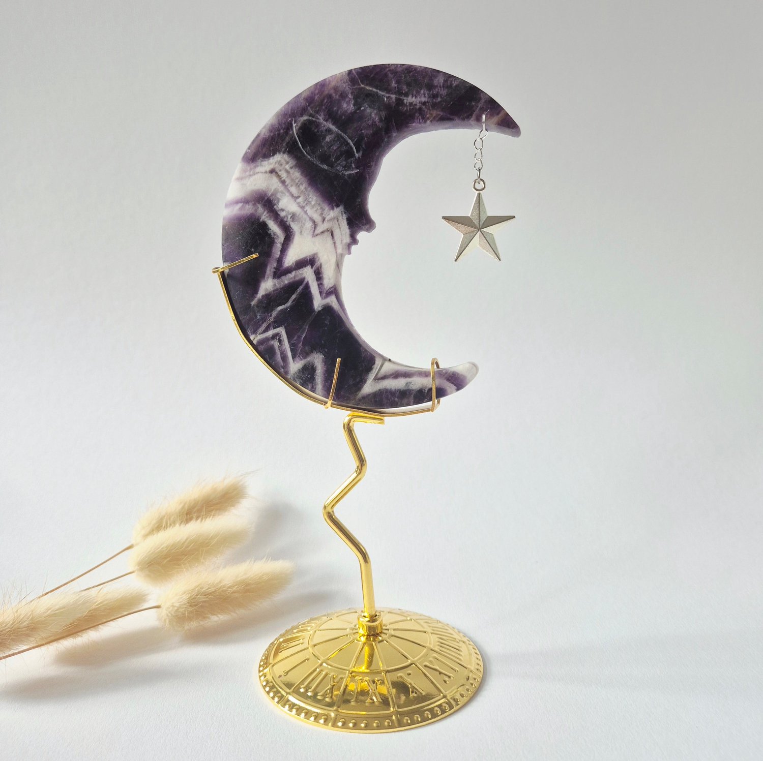 Moonlight Gemstones Dream Amethist Maan op Goudkleurige Standaard – 10cm #20 - Edelsteen Gezicht Gravure Spiritueel Interieur Meerkleurig