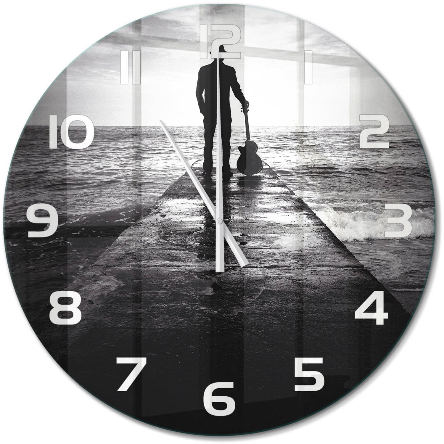 TULUP Wandklok - Gitarist op de pier Wandklok Glas Met Motief - fi60 cm - Zwart-wit Decoratieve Glazen Klok - Witte handen - Ronde Klok - Gekleurde Glazen Klok - Glazen Klok Met Print