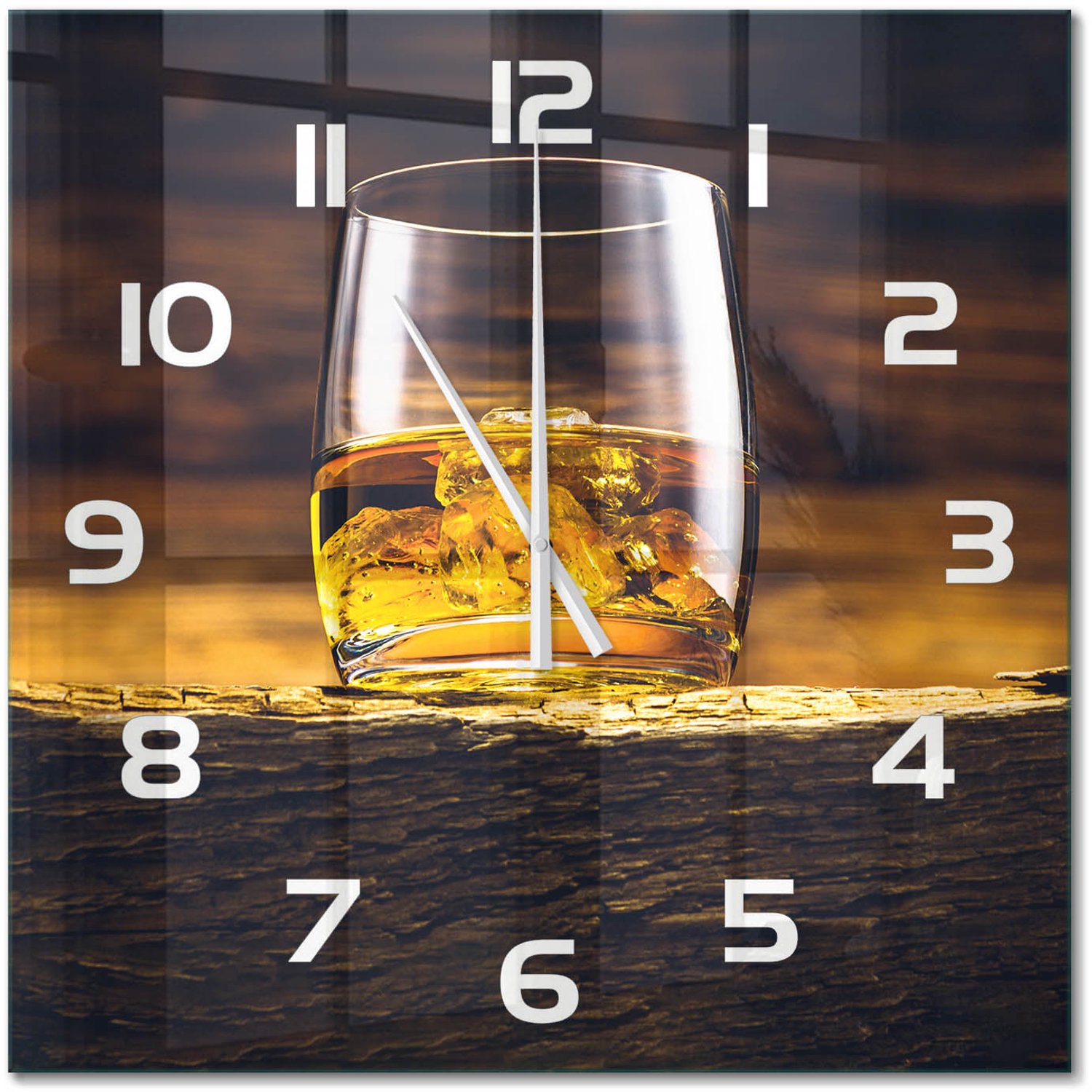 TULUP Wandklok - Bourbon in een glas Gekleurde Glazen Klok - 60x60 cm - Geel Glazen Klok Met Print - Witte handen - Vierkante Klok - Moderne Wandklok Glas - Wandklok Glas Decoratie
