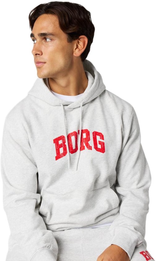 Lichtgrijze hoodie met rode 'BORG' tekst op de voorkant, gedragen door een man.
