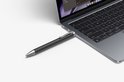 Zwarte pen met zilverkleurige clip en punt, aangesloten op een laptop via USB-C poort.
