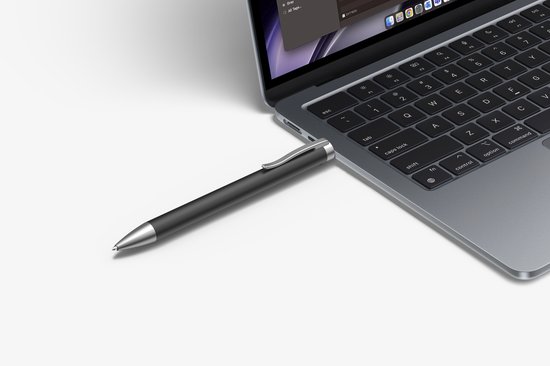 Zwarte pen met zilverkleurige clip en punt, aangesloten op een laptop via USB-C poort.