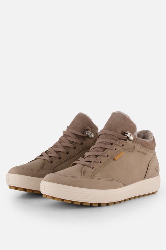 Sneakers Ecco Soft 7 Tred taupe pour femmes avec lacets, doublure en fourrure et semelles crème.