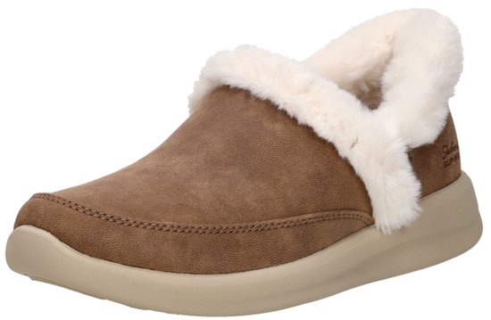 Zijaanzicht van een bruine Skechers instapslof met witte bontrand en beige zool.