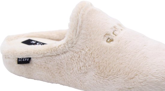 Zachte crèmekleurige Scapa pantoffel in imitatiebont met een klein zwart merklabel aan de zijkant.