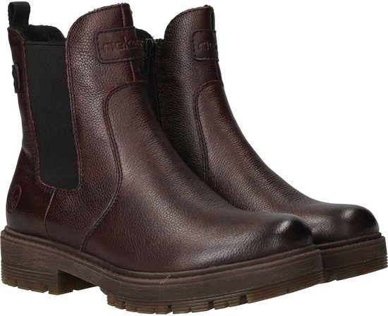 Bruine leren chelsea boots met profielzool en elastische zijkanten.
